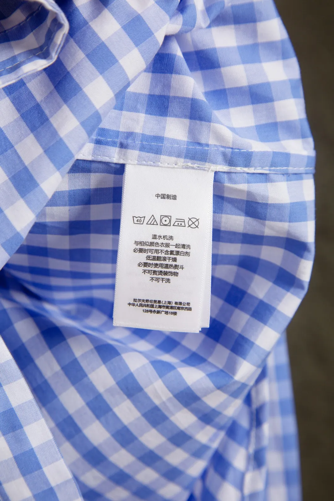 P240 Actual photo [Evergreen for all seasons] Style number: 25120# (on sale all year round) Color: light blue Size: S to XL - Ralph Lauren/Ralph Lauren 2025SS Four seasons commuting style poplin cotton casual color 0.8 check blue checkered blue label long-sleeved shirt - 100% restored workmanship. The entire garment is covered with seams and clean edges. The upper back has been reorganized for a better fit. ✅ - 100% cotton poplin cotton feels smooth. Pre-car washing treatment makes the yarn tighter ✅ - Custom-dyed original pearlescent white buttons with different sizes ✅ - Special shaped chiffon foil is included in the collar door tube, which is not easy to deform and pull ✅ - RL refreshing plaid shirt is more naughty and colorful than the simplicity of the solid color shirt. It can be salty or sweet. Daily travel and travel, the production rate is very high